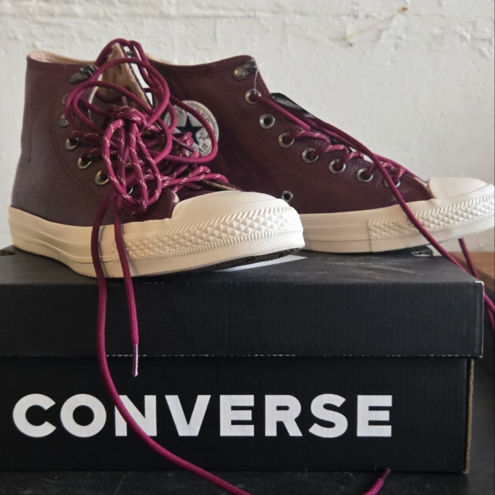 Converse Chuck Taylor All Stars, 7M/9W, burgundy leather, new in box